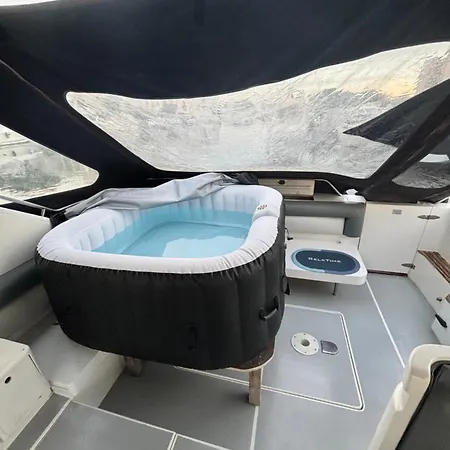 Boat With Jacuzzi - Bateau Avec Jacuzzi ספינת מלון