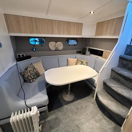 ספינת מלון Boat With Jacuzzi - Bateau Avec Jacuzzi מאנדליה-לה-נאפול