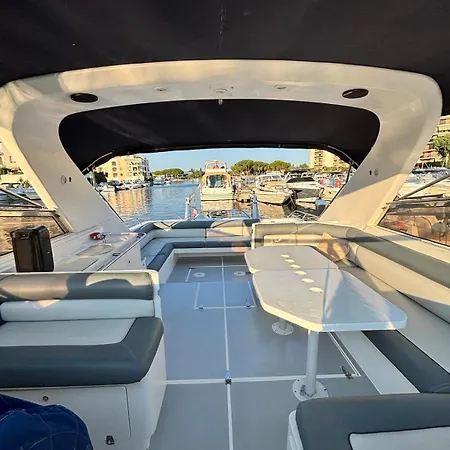 Boat With Jacuzzi - Bateau Avec Jacuzzi