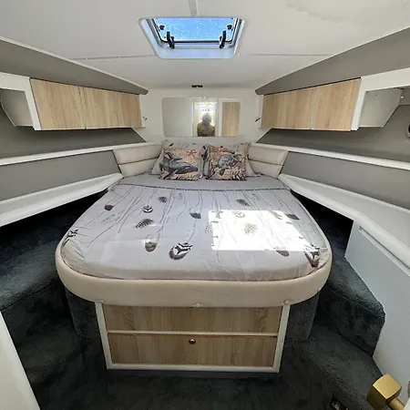 Boat With Jacuzzi - Bateau Avec Jacuzzi * מאנדליה-לה-נאפול