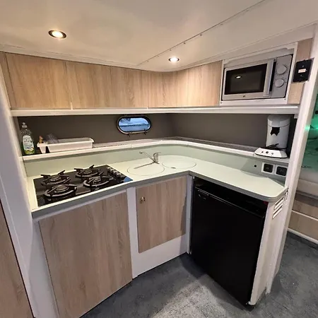 Boat With Jacuzzi - Bateau Avec Jacuzzi * מאנדליה-לה-נאפול