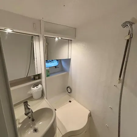 Boat With Jacuzzi - Bateau Avec Jacuzzi *