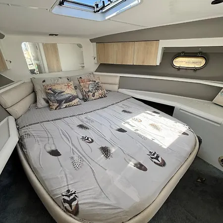 Boat With Jacuzzi - Bateau Avec Jacuzzi