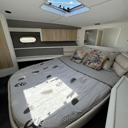 Boat With Jacuzzi - Bateau Avec Jacuzzi ספינת מלון מאנדליה-לה-נאפול