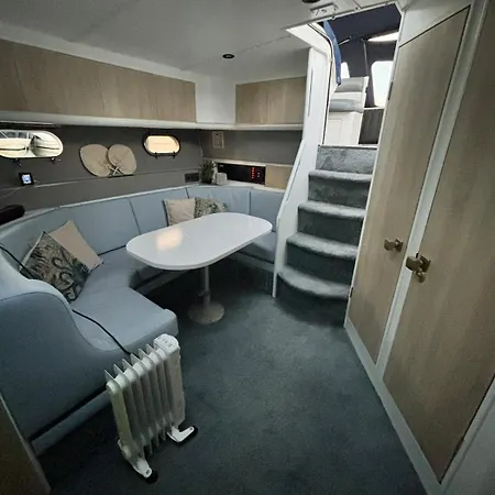 Boat With Jacuzzi - Bateau Avec Jacuzzi ספינת מלון