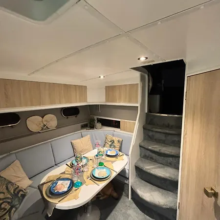 ספינת מלון Boat With Jacuzzi - Bateau Avec Jacuzzi
