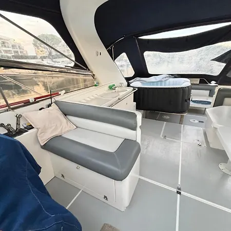 Boat With Jacuzzi - Bateau Avec Jacuzzi Ботель *