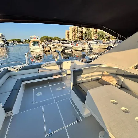 Boat With Jacuzzi - Bateau Avec Jacuzzi 船上ホテル