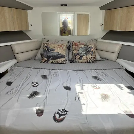 Boat With Jacuzzi - Bateau Avec Jacuzzi *