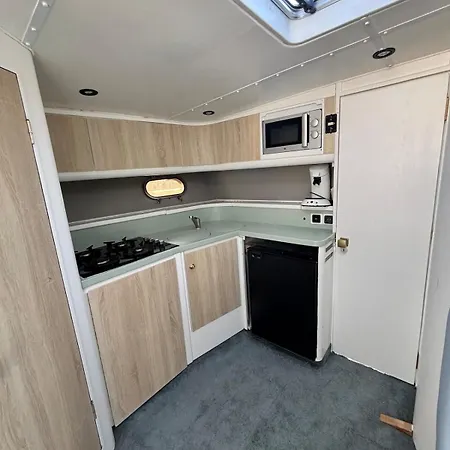 Boat With Jacuzzi - Bateau Avec Jacuzzi Botel *