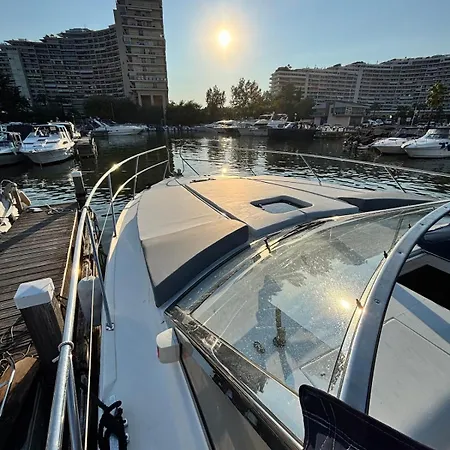 Boat With Jacuzzi - Bateau Avec Jacuzzi