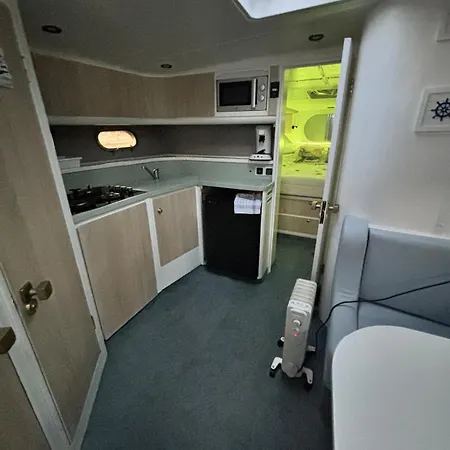 Ботель Boat With Jacuzzi - Bateau Avec Jacuzzi
