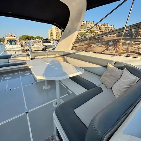 Ботель Boat With Jacuzzi - Bateau Avec Jacuzzi *