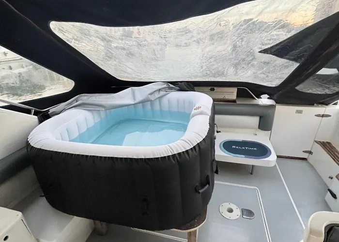 Boat With Jacuzzi - Bateau Avec Jacuzzi Ботель