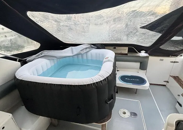 Boat With Jacuzzi - Bateau Avec Jacuzzi