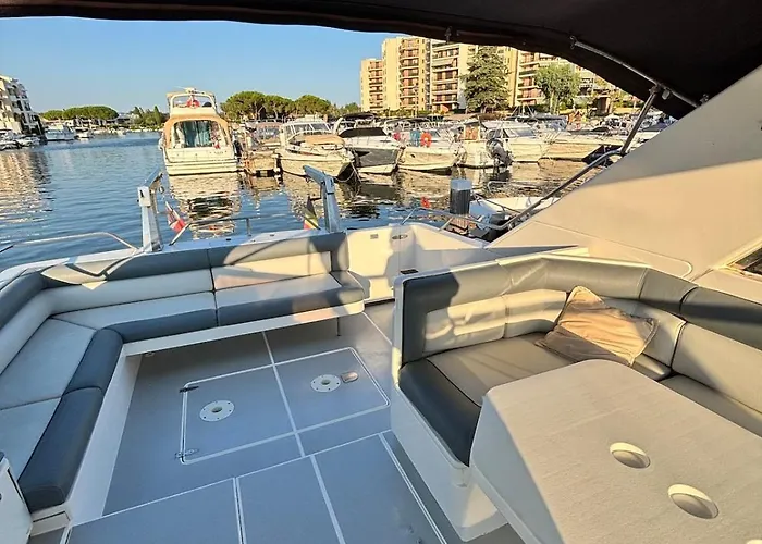 Boat With Jacuzzi - Bateau Avec Jacuzzi Ботель