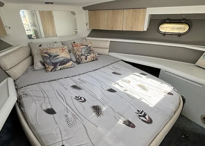 Boat With Jacuzzi - Bateau Avec Jacuzzi