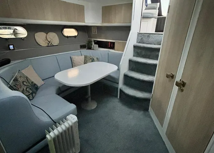 Boat With Jacuzzi - Bateau Avec Jacuzzi Ботель