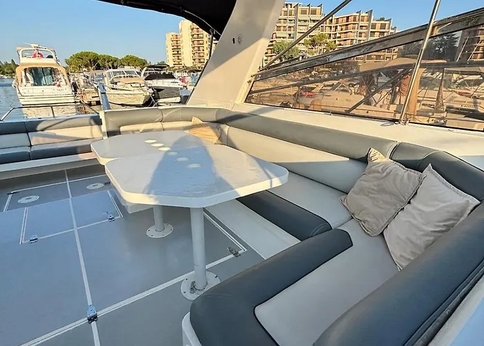 Ботель Boat With Jacuzzi - Bateau Avec Jacuzzi *
